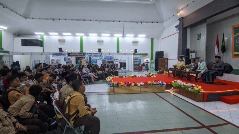 Bicara Inovasi Bisnis di Talkshow Pesantren Expo 2023 Bersama Branch Manager CIMB Niaga dan Ketua HEBITREN
