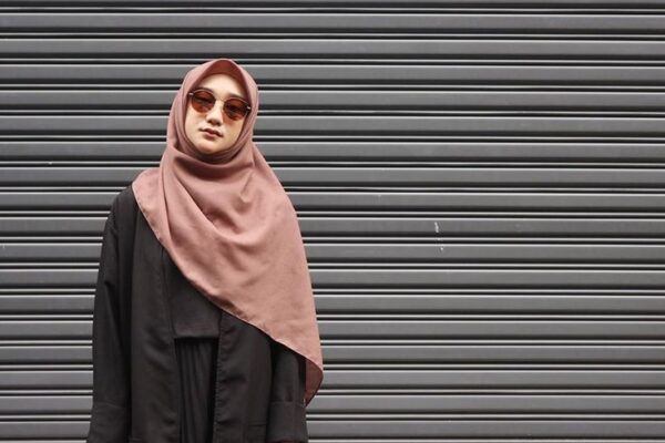 Dena Haura: Pemengaruh Muslimah, Mencerahkan Dunia Digital Dena Haura