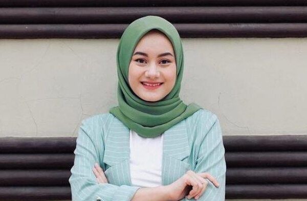 Dinda Hauw: Melangkah dengan Hati, Berkarya dengan Jiwa Dinda Hauw