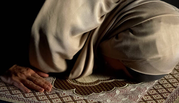 Perempuan Tak Bercerita, Tetiba Sujud Terakhirnya Lama