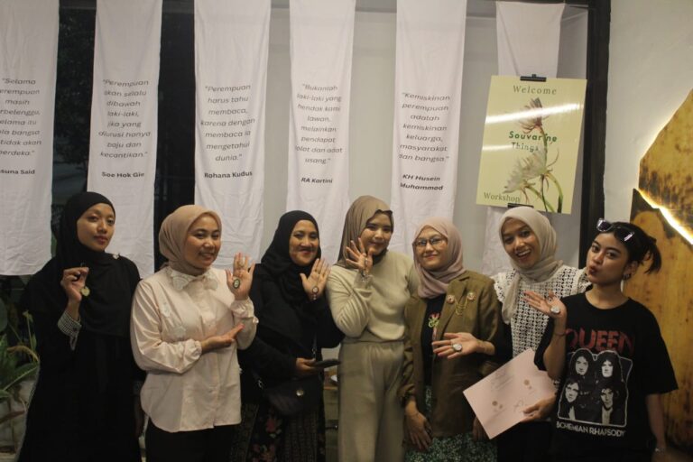 Menyulam Motif, Menemukan Diri: Malam bersama Aneu Herawati dan Gerabah Sitiwinangun
